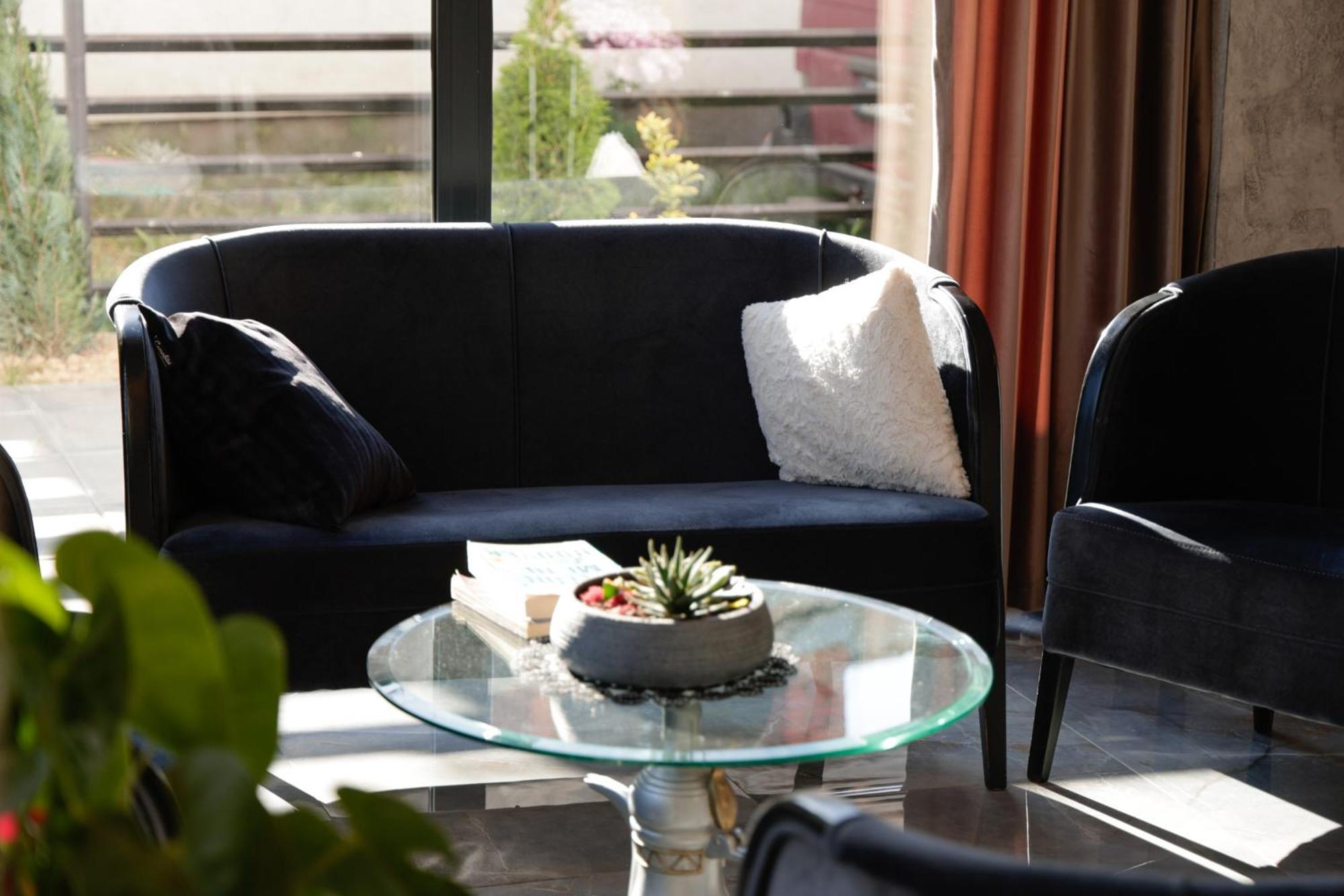 Vetus Hotel Pristina Eksteriør bilde