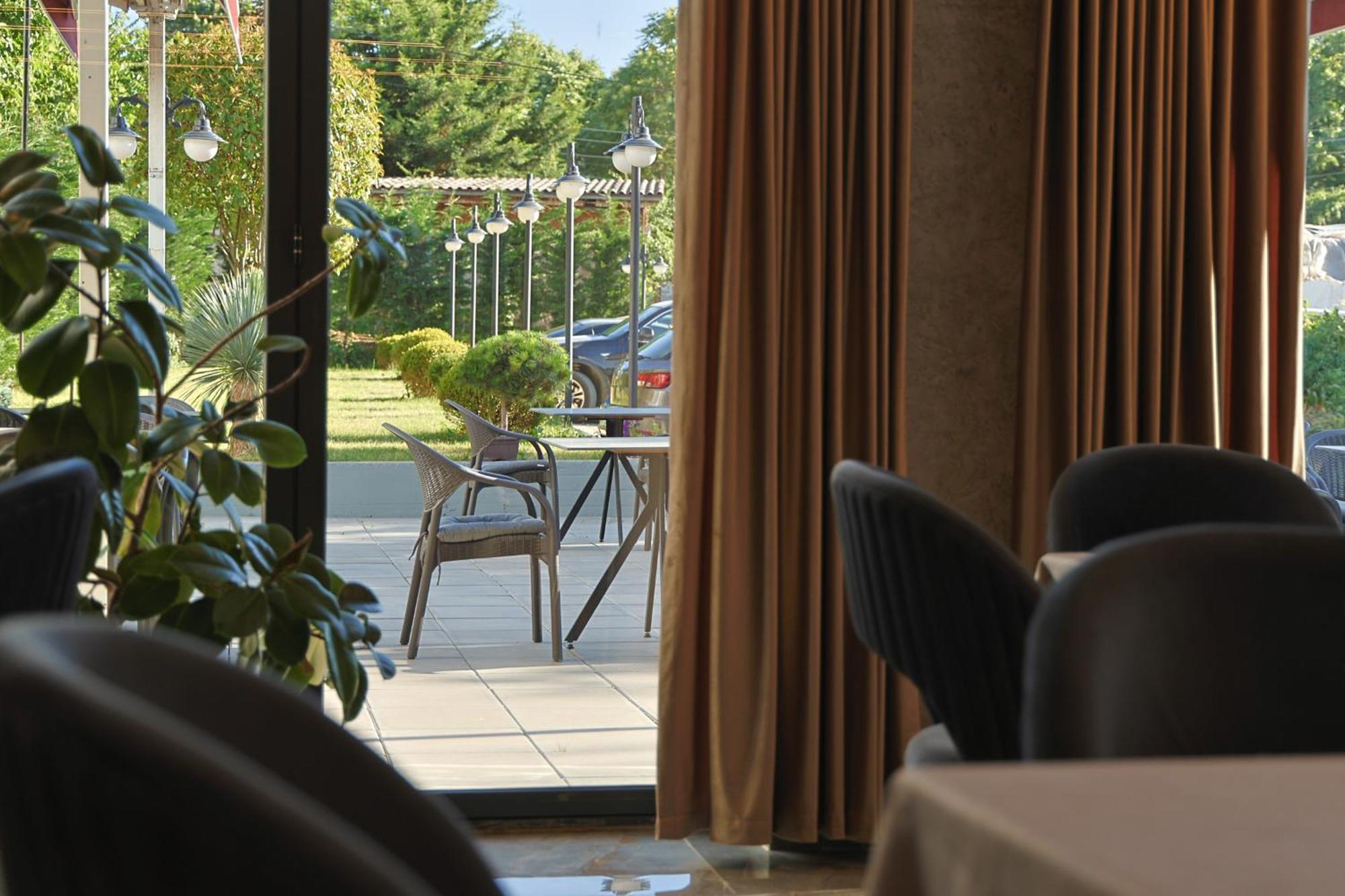 Vetus Hotel Pristina Eksteriør bilde