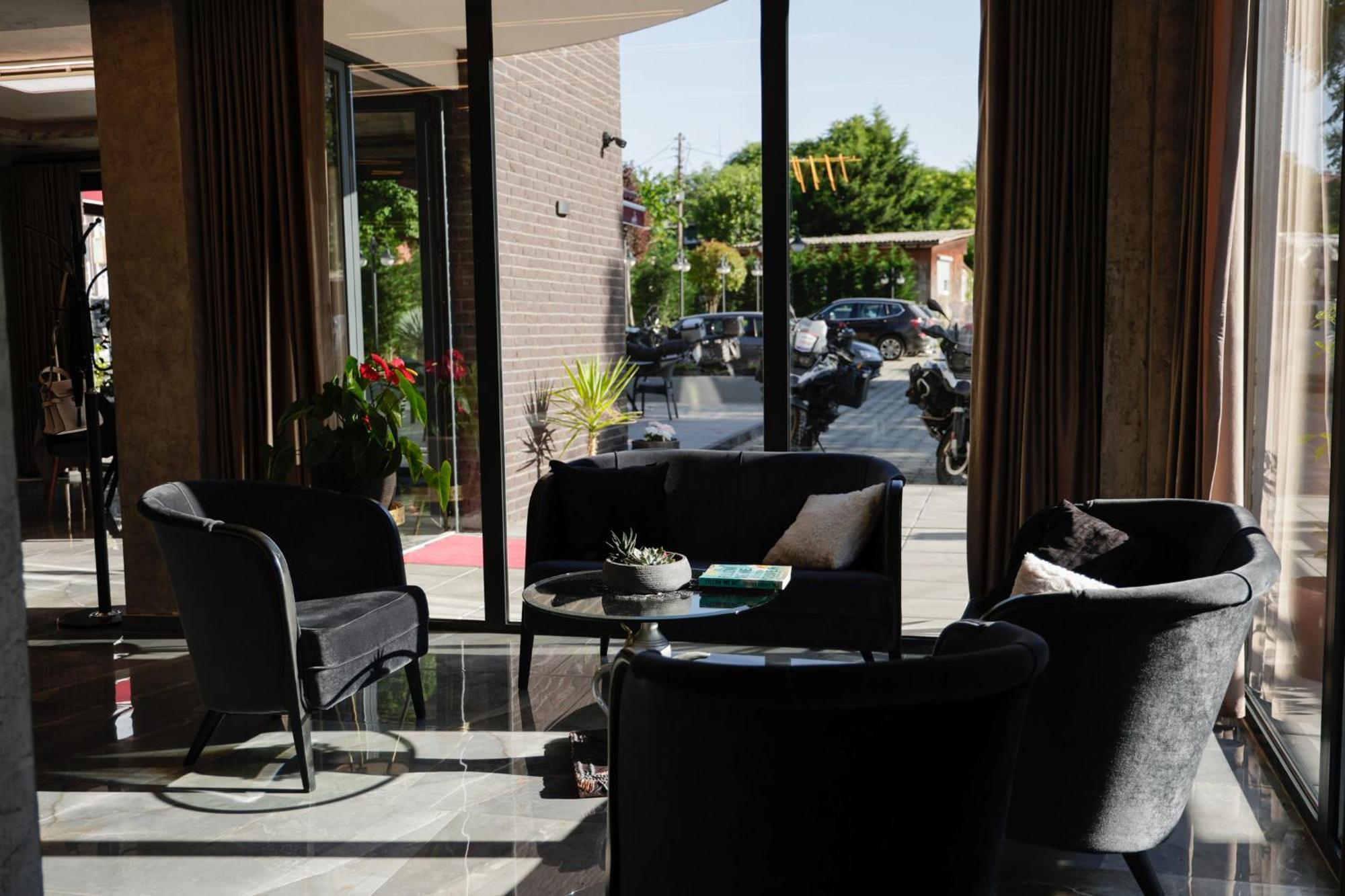 Vetus Hotel Pristina Eksteriør bilde