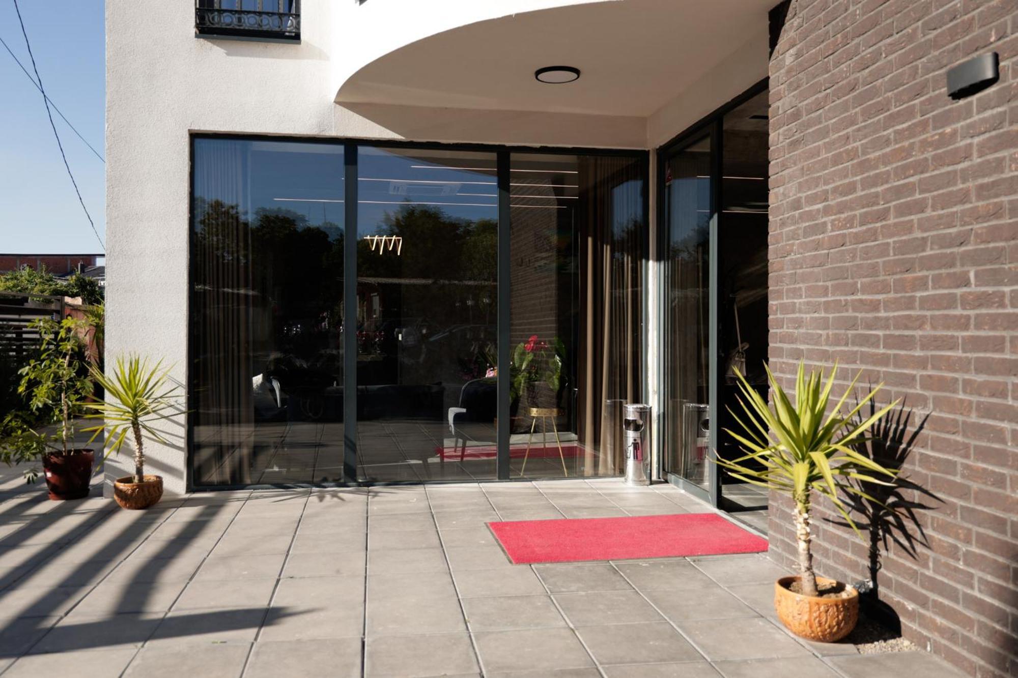 Vetus Hotel Pristina Eksteriør bilde